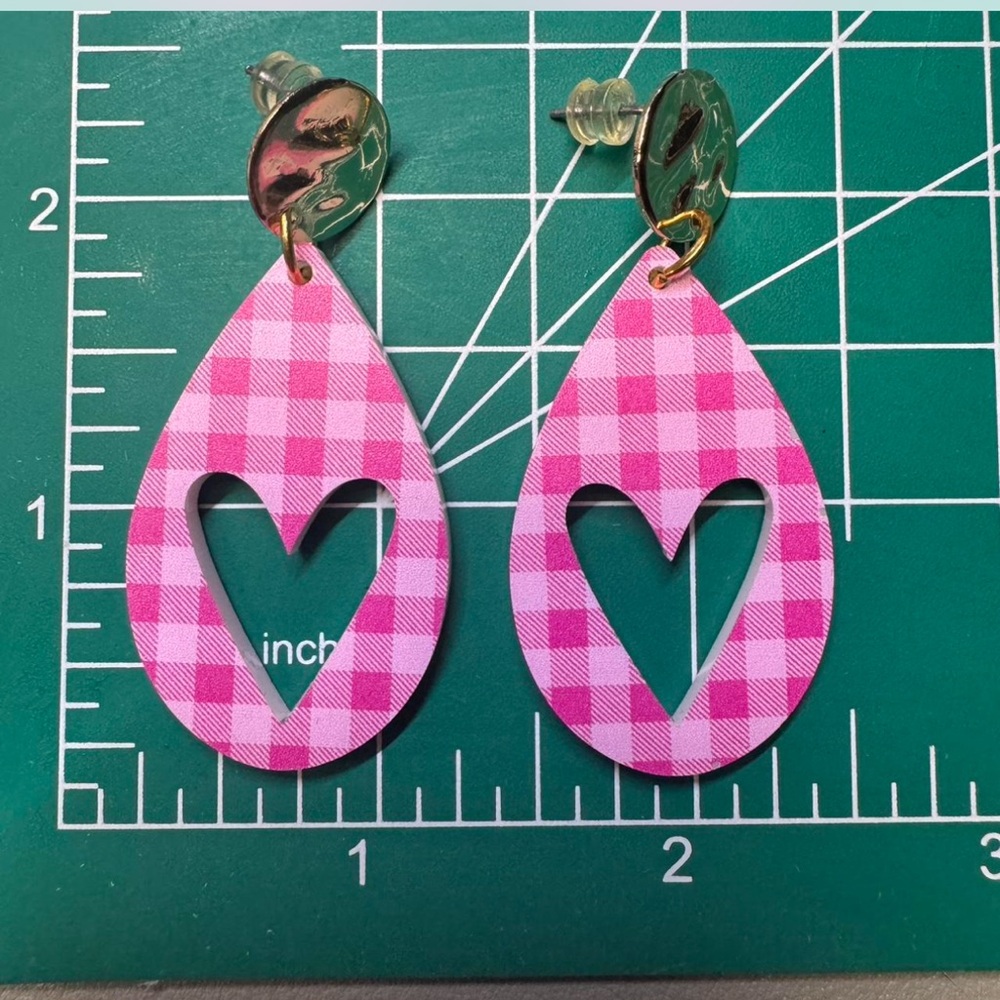 pink plaid heart drop earrings 💕